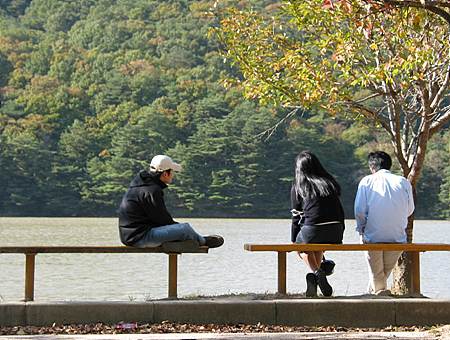 호수를 바라보고 있는 연인 